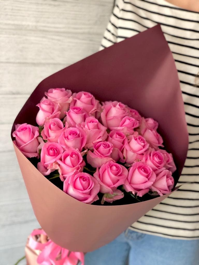 Красочный букет из 25 розовых роз Эквадор в матовой бумаге 50 с