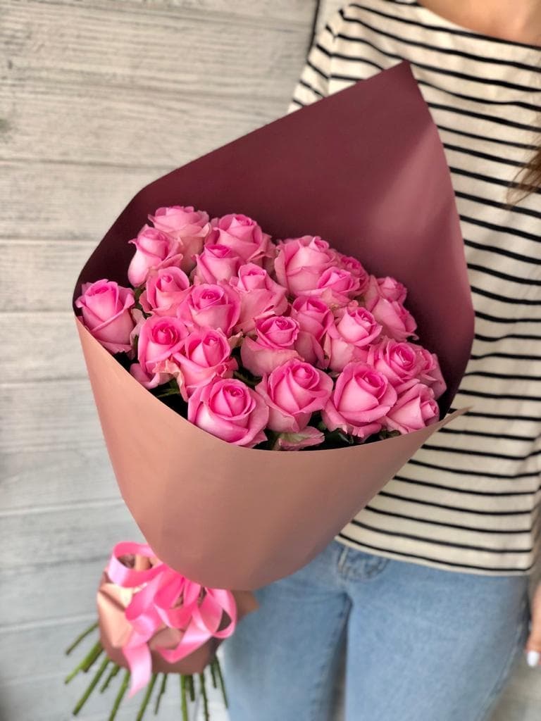 Стильный букет из 25 розовых роз Эквадор в матовой бумаге 70 см