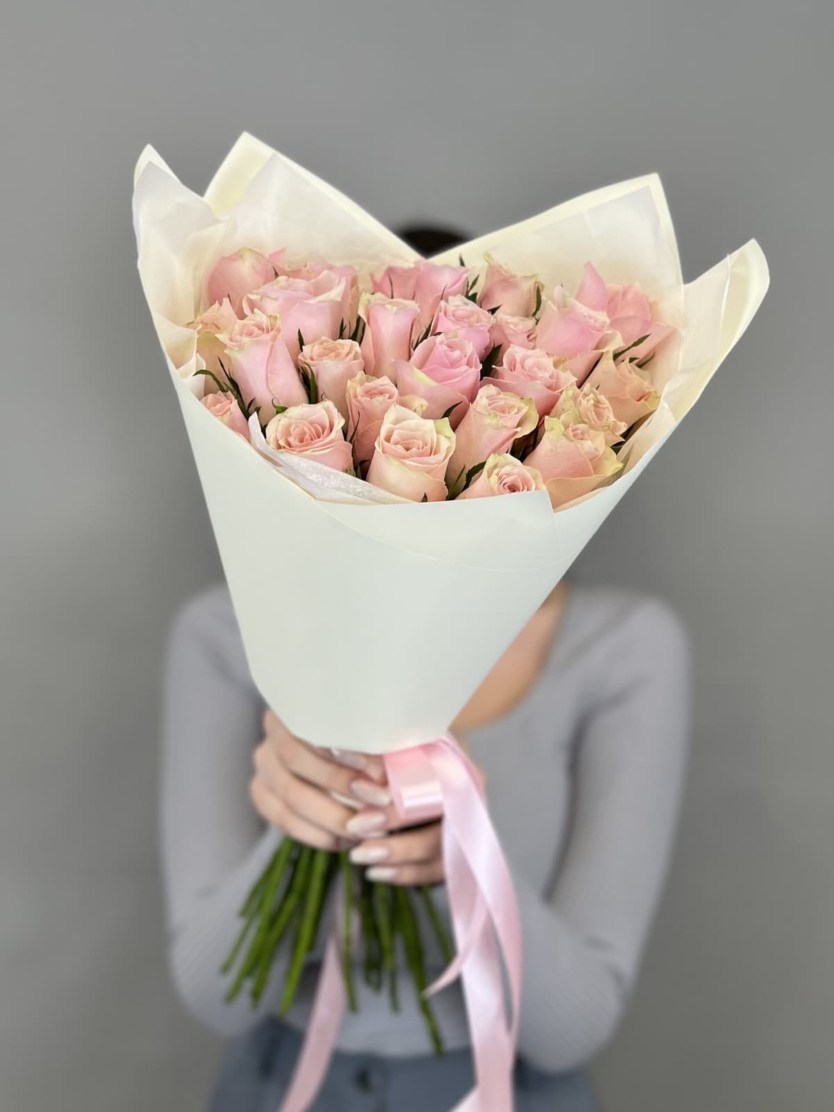 Классический букет из 25 розовых роз Кения 35-40 см в матовой бумаге