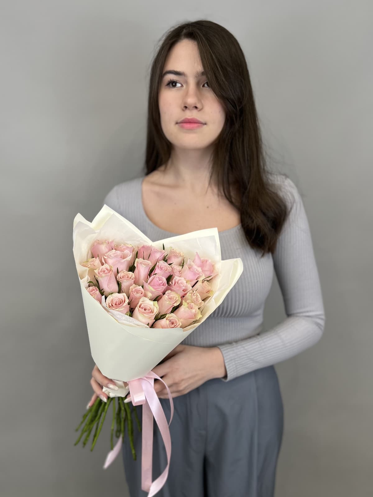 Классический букет из 25 розовых роз Кения 35-40 см в матовой бумаге