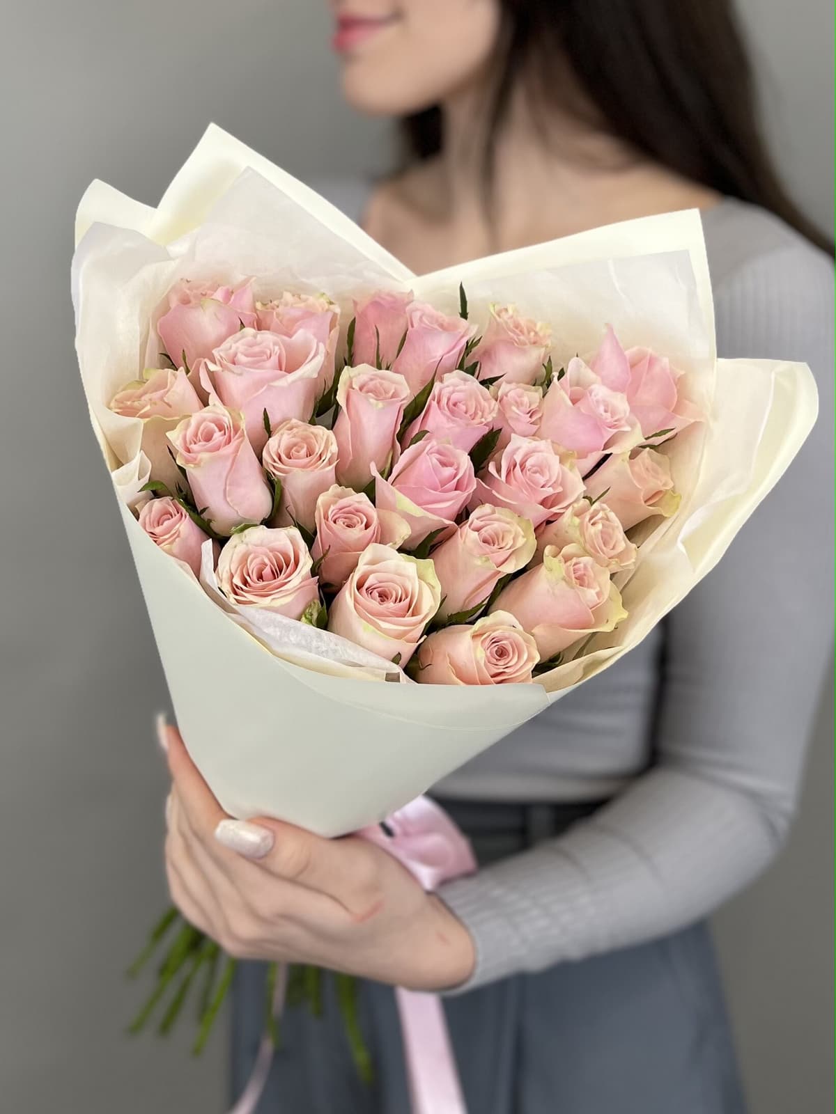 Классический букет из 25 розовых роз Кения 35-40 см в матовой бумаге