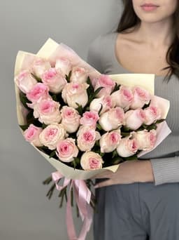 Любимый букет из 25 розовых роз стандарт 50 см в оформлении