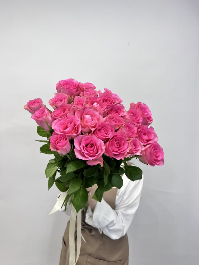 Стильный букет из 25 розовых роз стандарт 50 см Стильный букет из 25 розовых роз стандарт 50 см