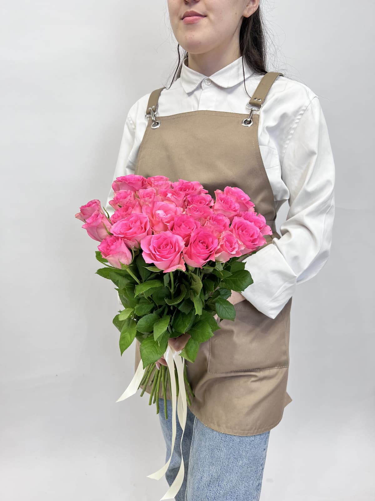 Стильный букет из 25 розовых роз стандарт 50 см