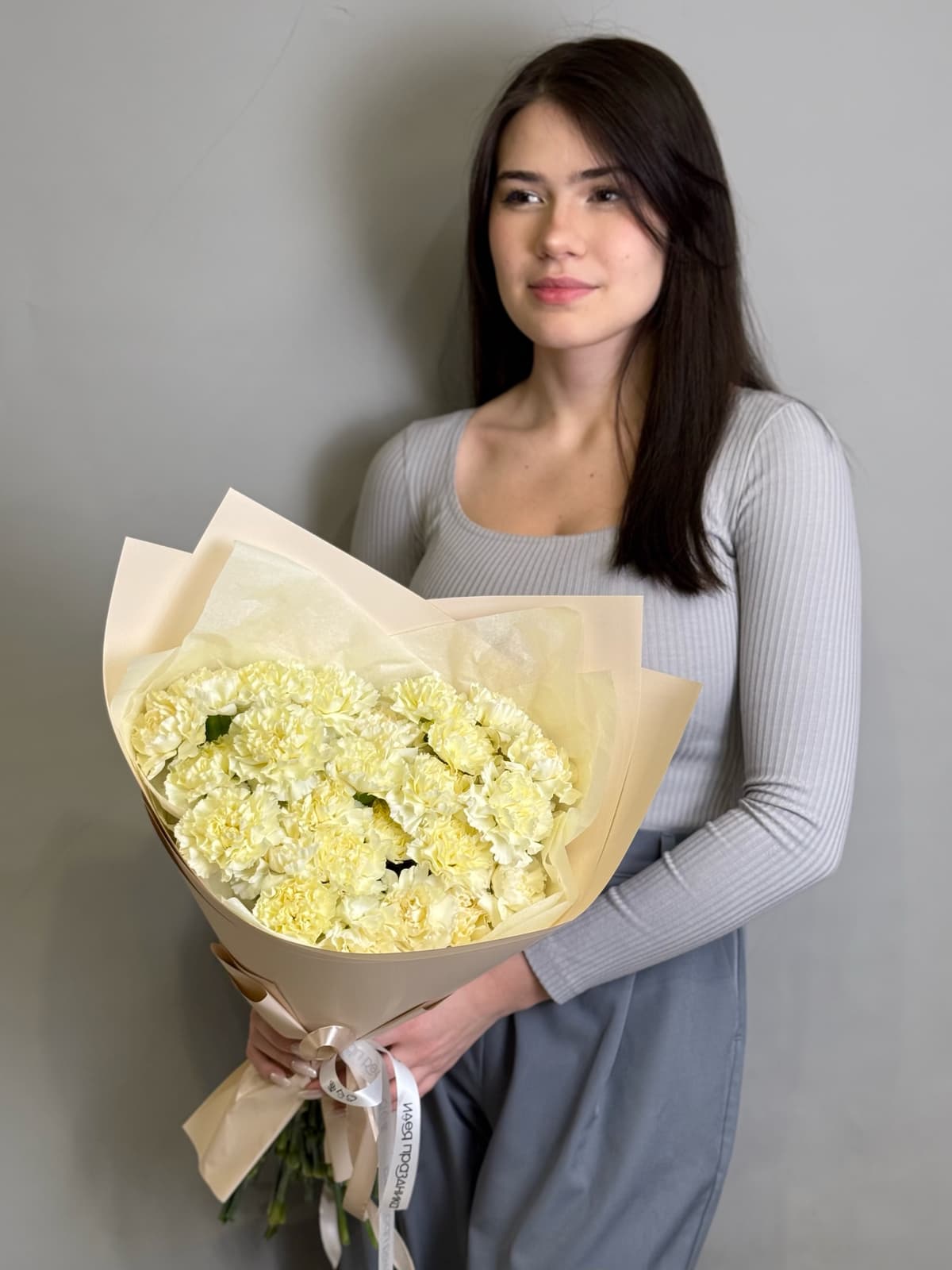 Нежный букет из 25 сливочных диантусов