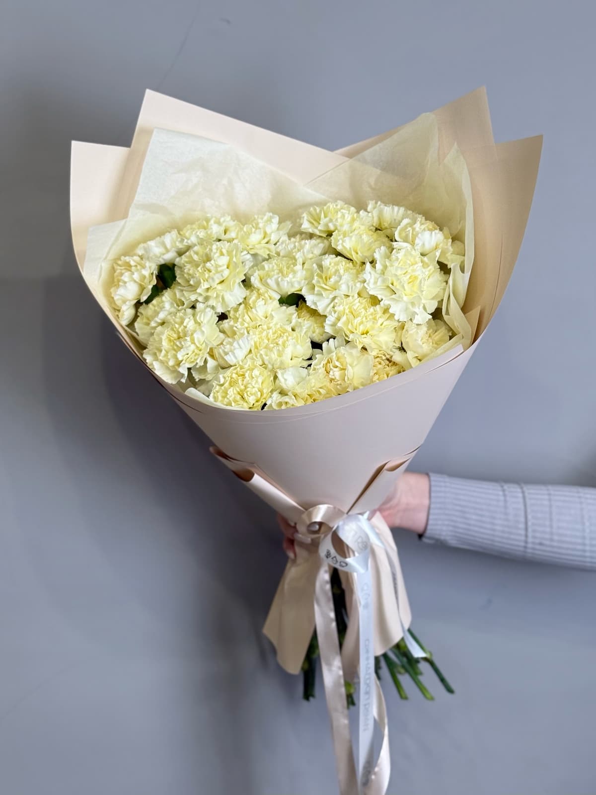 Нежный букет из 25 сливочных диантусов