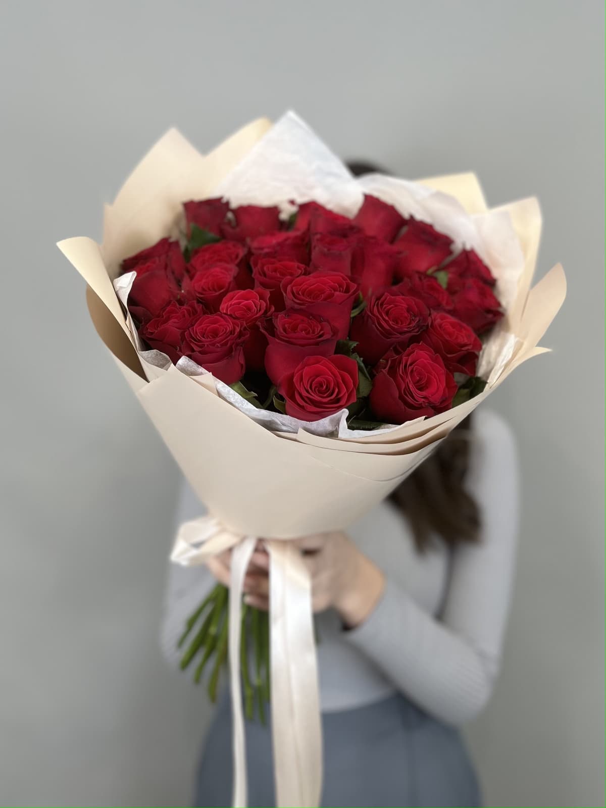 Стильный букет из 25 стандартных красных роз в светлой упаковке