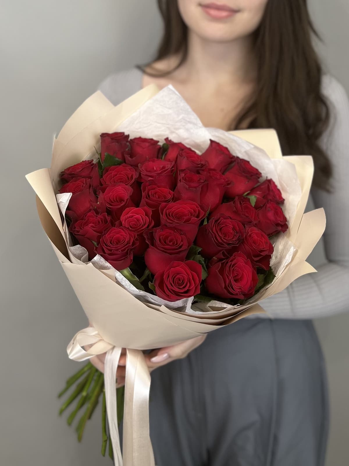 Стильный букет из 25 стандартных красных роз 50 см в светлой упаковке