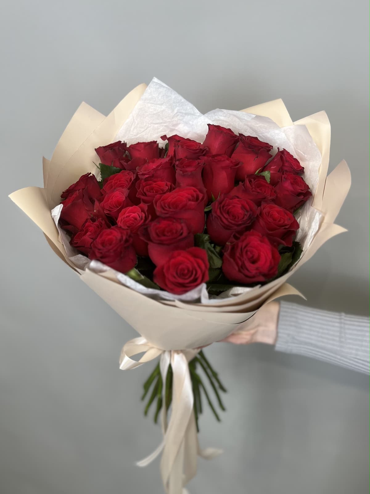 Стильный букет из 25 стандартных красных роз 50 см в светлой упаковке