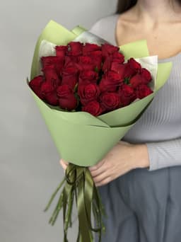 Цветочный букет из 25 стандартных красных роз в упаковке