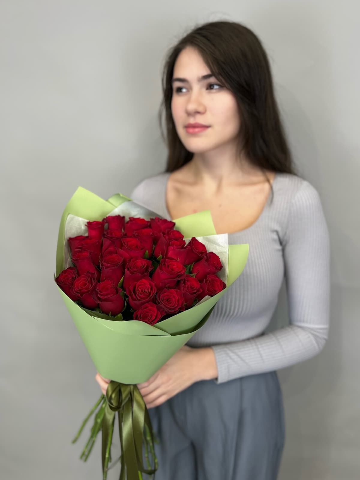 Цветочный букет из 25 стандартных красных роз в упаковке