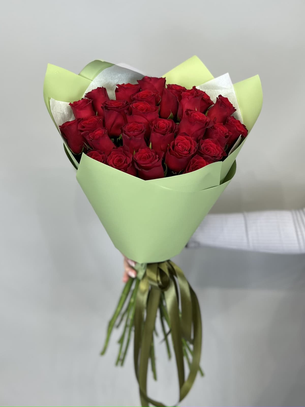 Цветочный букет из 25 стандартных красных роз 50 см в упаковке