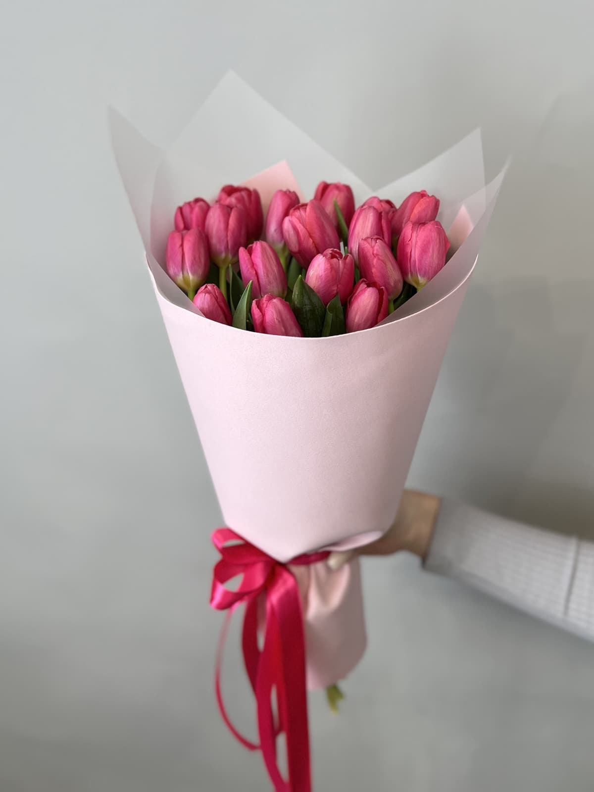 Букет из 25 ярко розовых тюльпанов в фоамиране