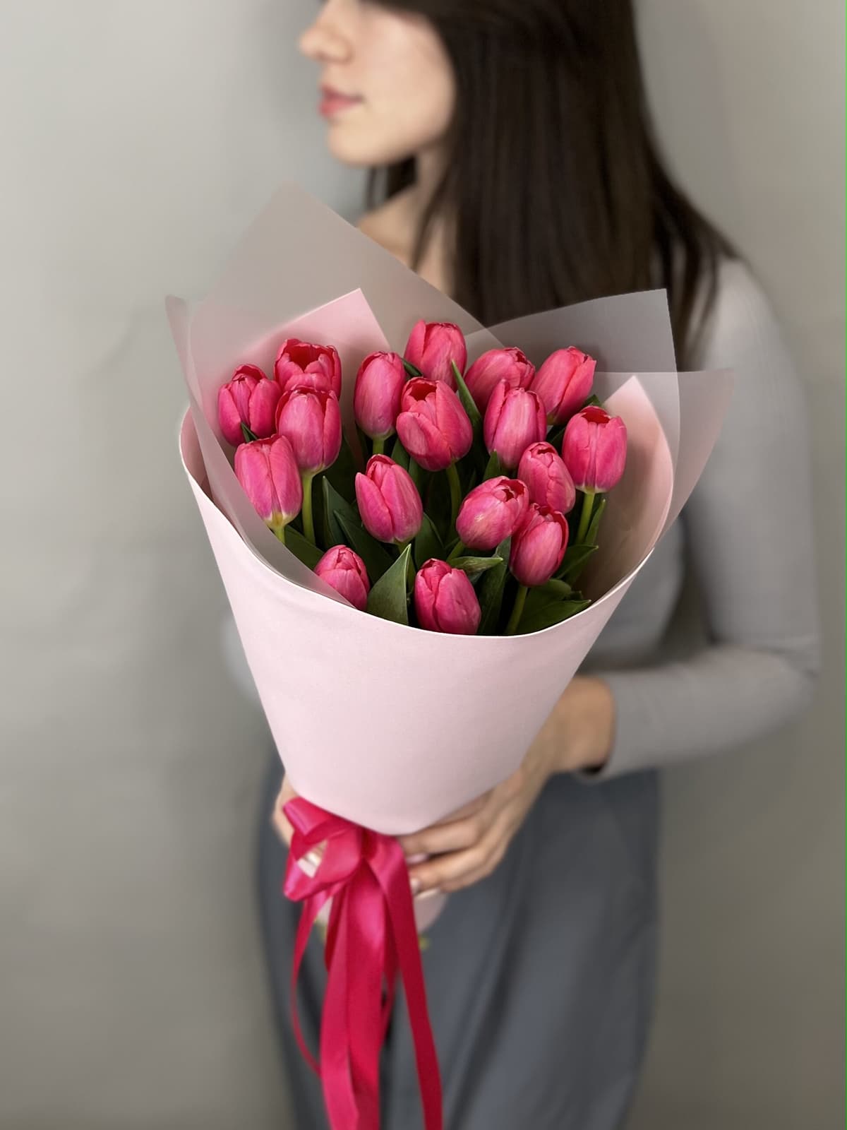 Букет из 25 ярко розовых тюльпанов в фоамиране