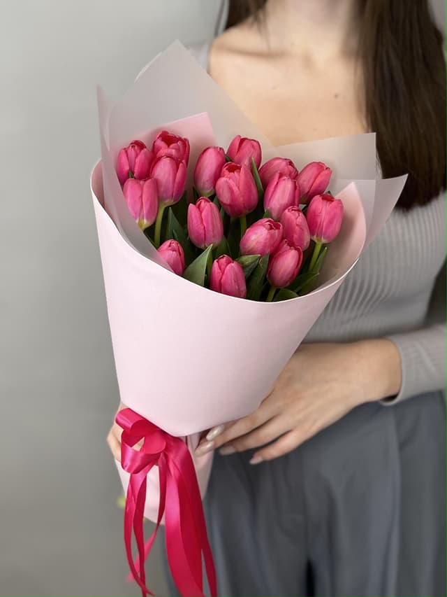 Букет из 25 ярко розовых тюльпанов в фоамиране Букет из 25 ярко розовых тюльпанов в фоамиране