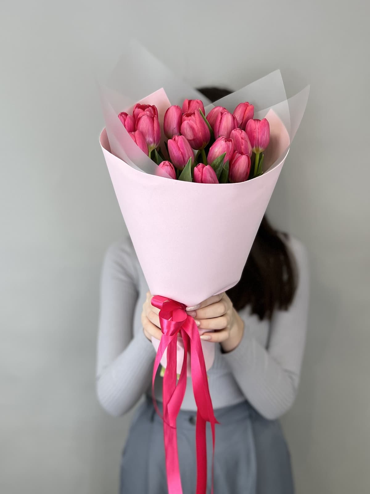 Букет из 25 ярко розовых тюльпанов в фоамиране