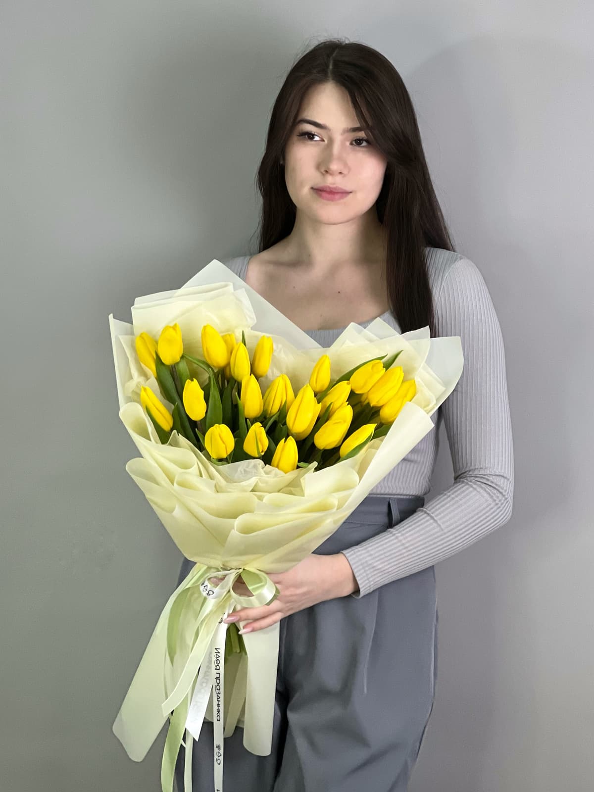 Букет из 25 желтых тюльпанов в фирменной упаковке