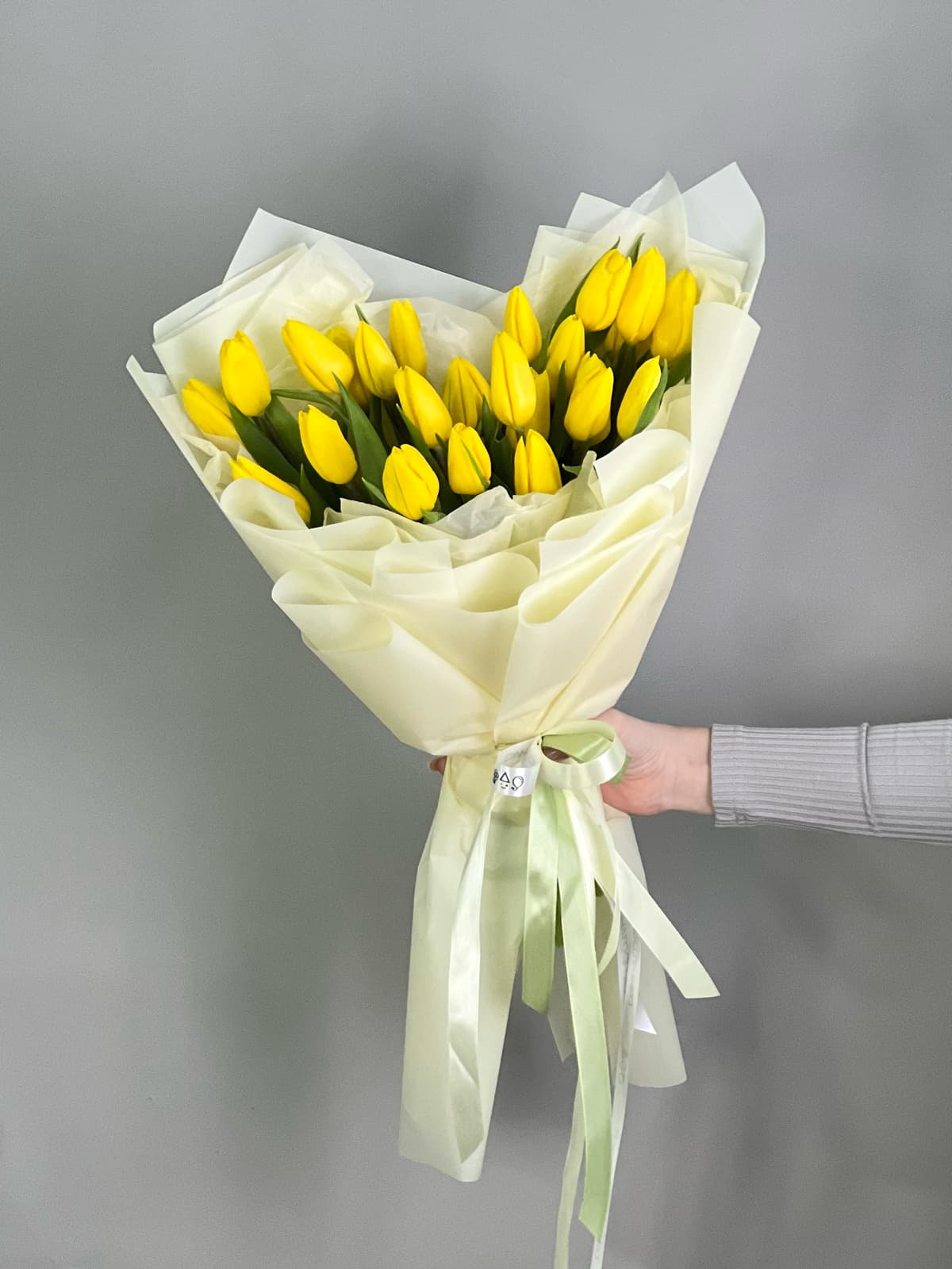 Букет из 25 желтых тюльпанов в фирменной упаковке