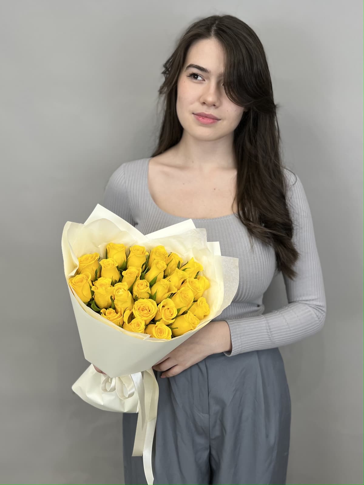 Оригинальный букет из 25 желтых роз Кения 35-40 см в матовой бумаге