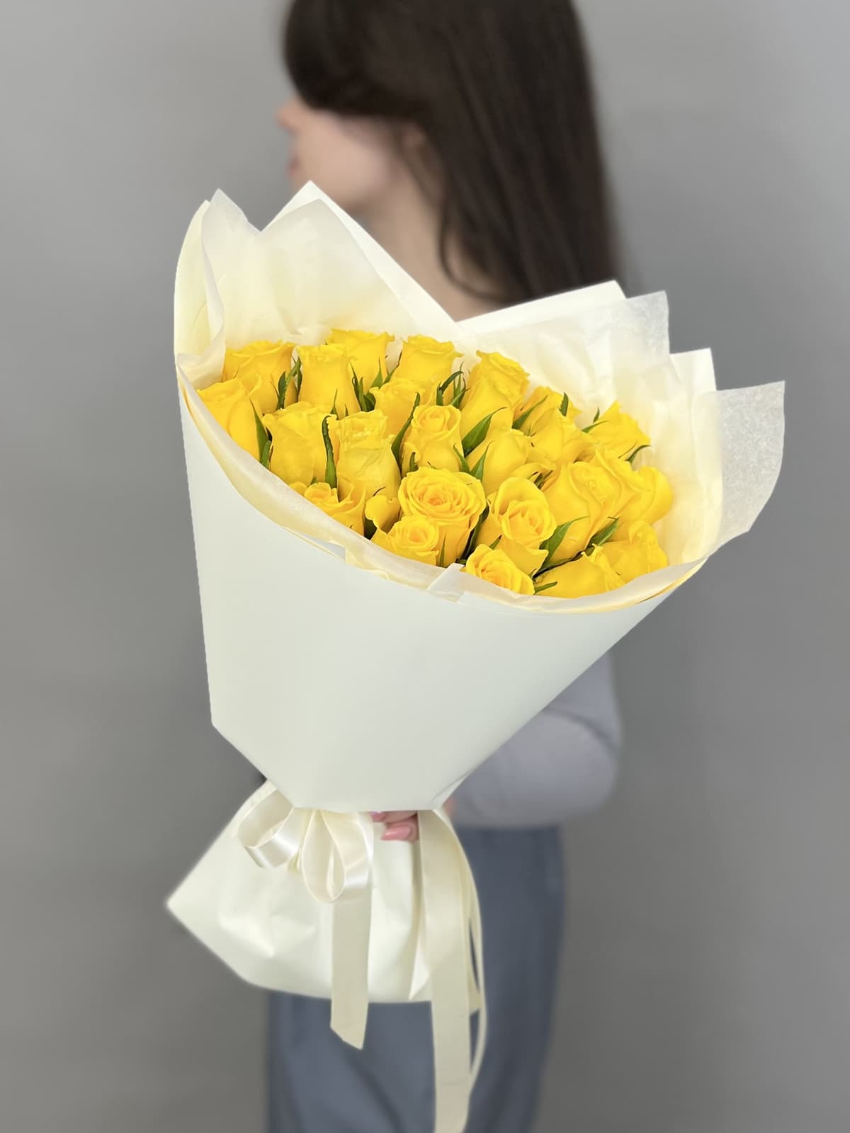Оригинальный букет из 25 желтых роз Кения 35-40 см в матовой бумаге