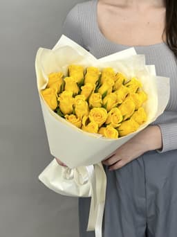 Оригинальный букет из 25 желтых роз Кения 35-40 см в матовой бумаге
