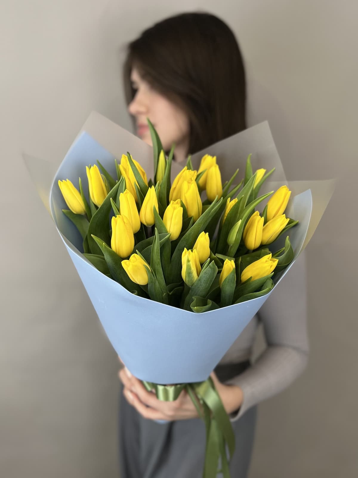 Цветочный букет из 25 желтых тюльпанов в фоамиране