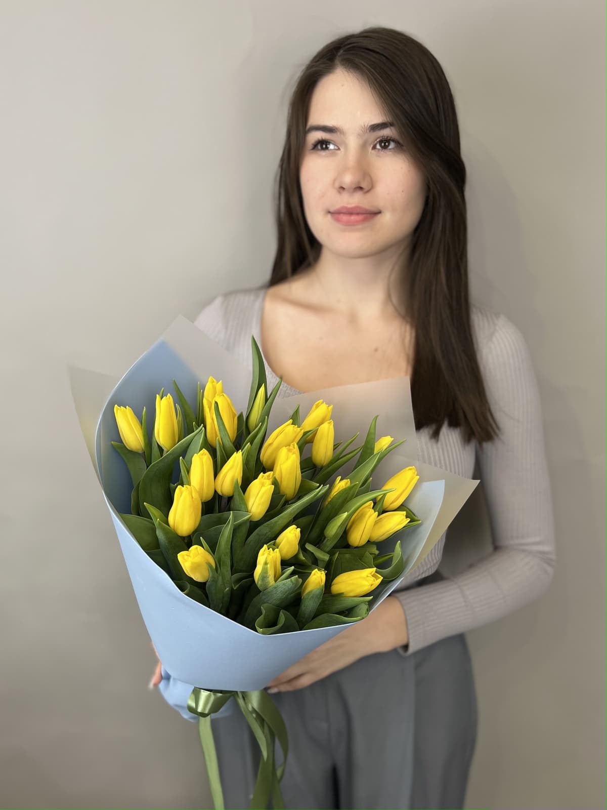 Цветочный букет из 25 желтых тюльпанов в фоамиране