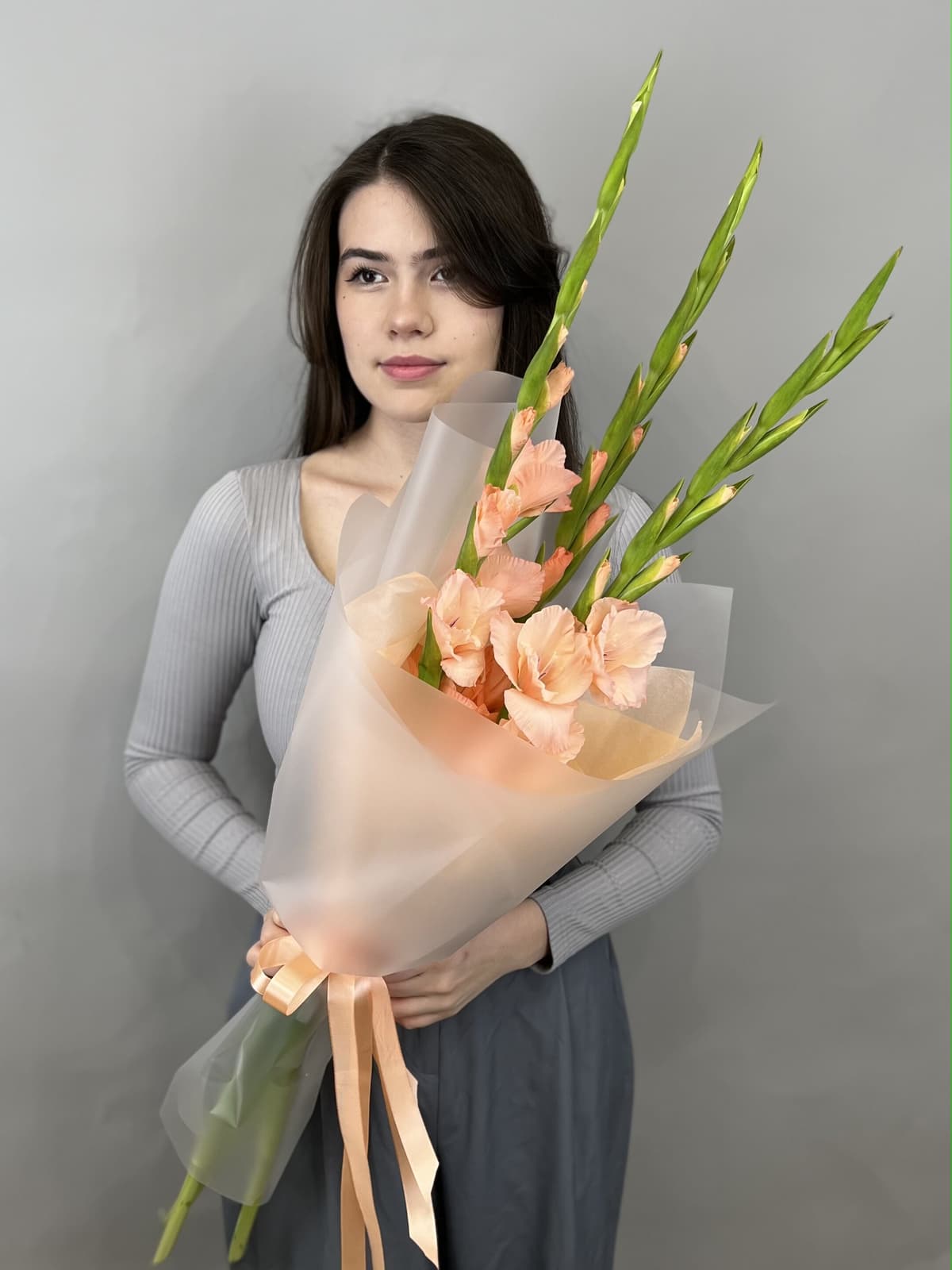 Букет из 3 гладиолусов персик в матовой бумаге