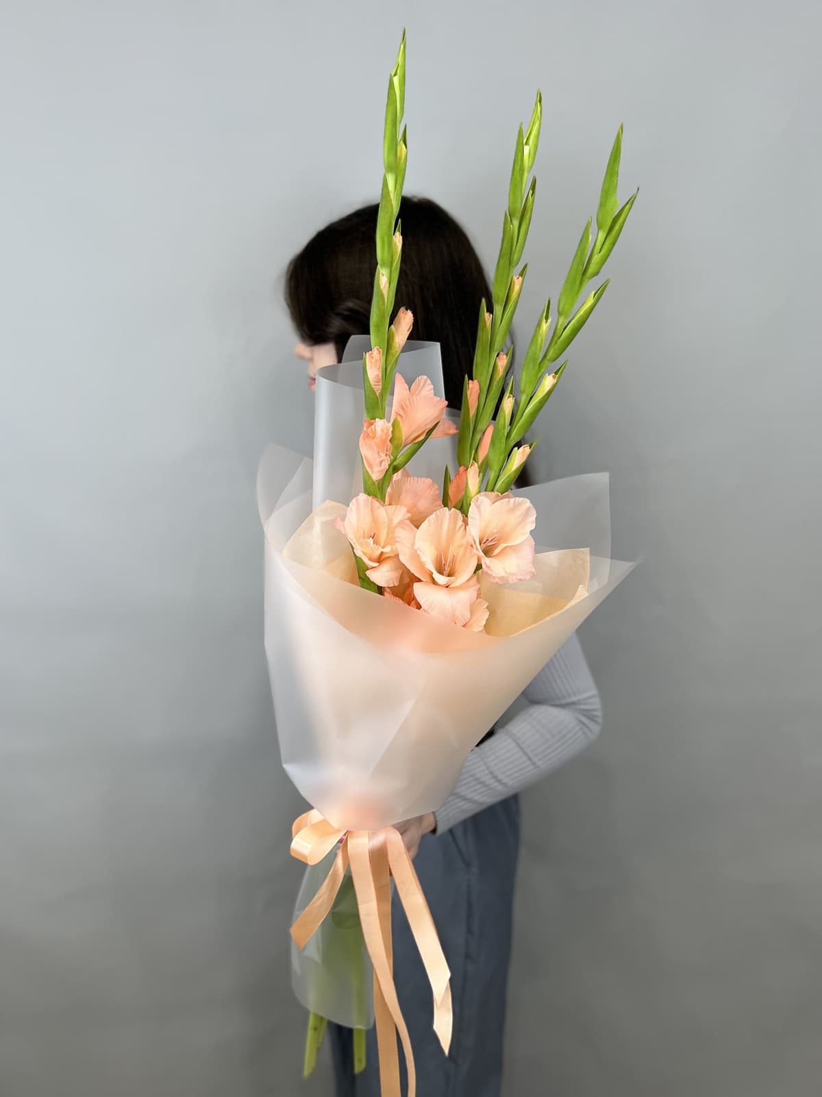 Букет из 3 гладиолусов персик в матовой бумаге