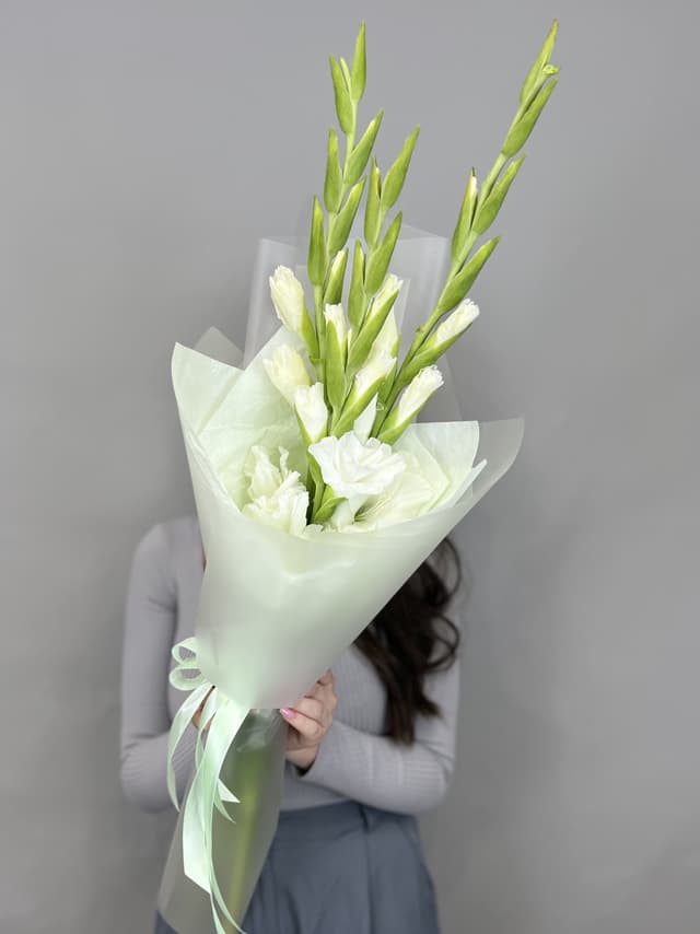 Букет из 3 гладиолусов в матовой бумаге Букет из 3 гладиолусов в матовой бумаге