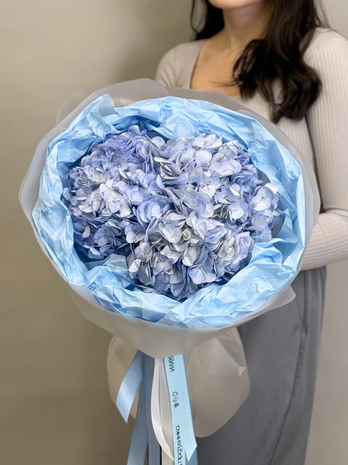 Букет из 3 голубых гортензий в фирменной упаковке