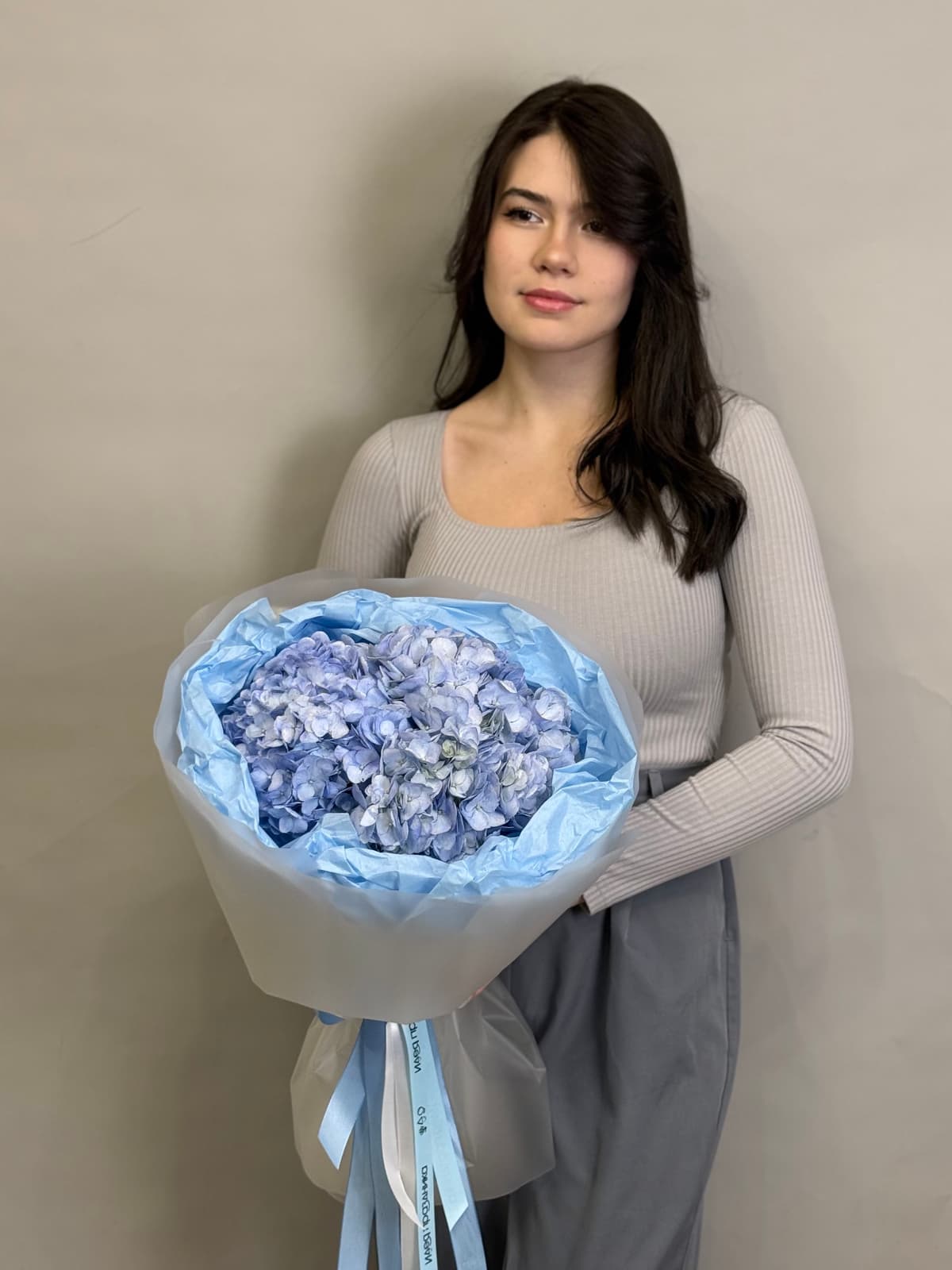 Букет из 3 голубых гортензий в фирменной упаковке