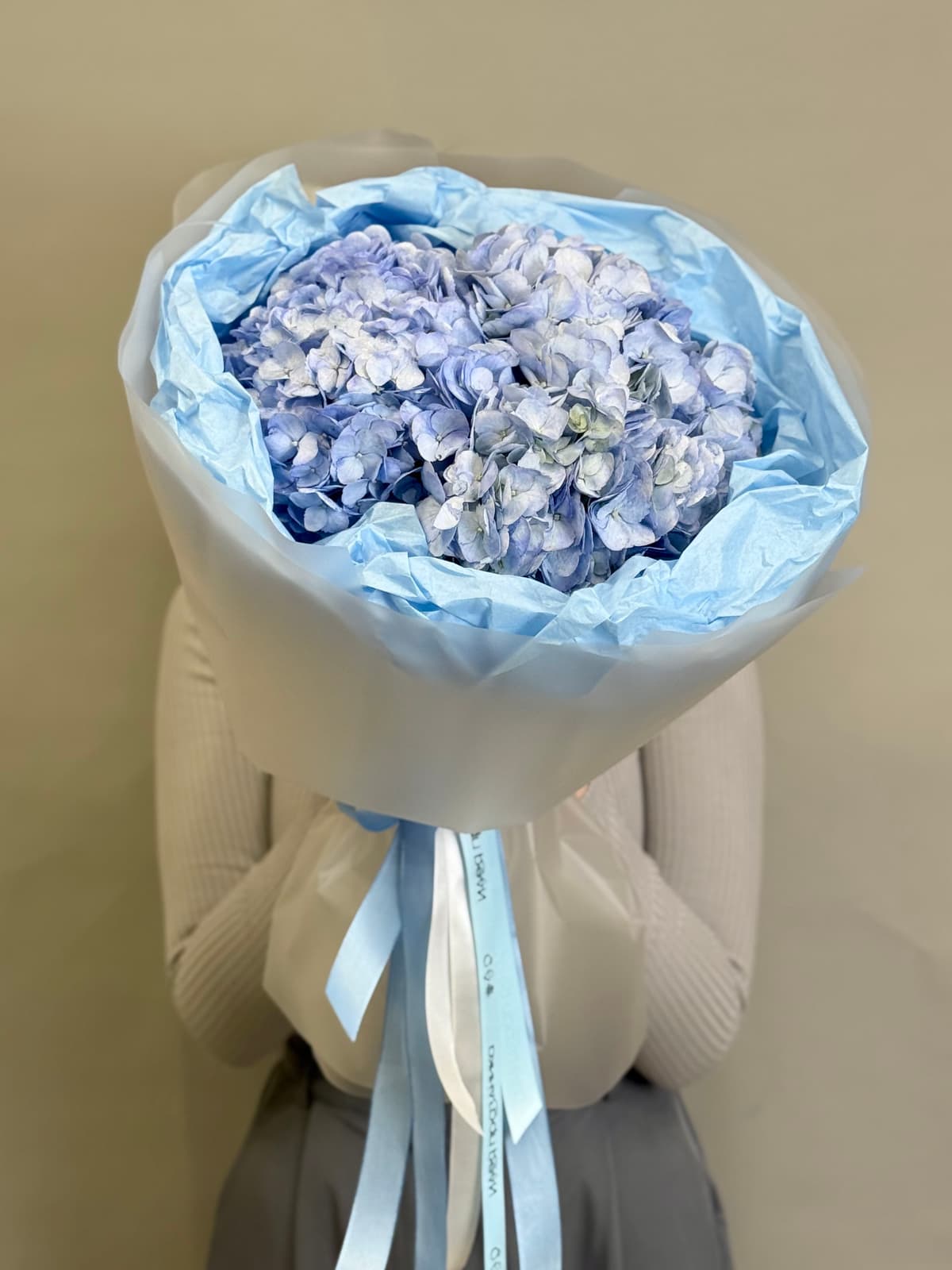 Букет из 3 голубых гортензий в фирменной упаковке