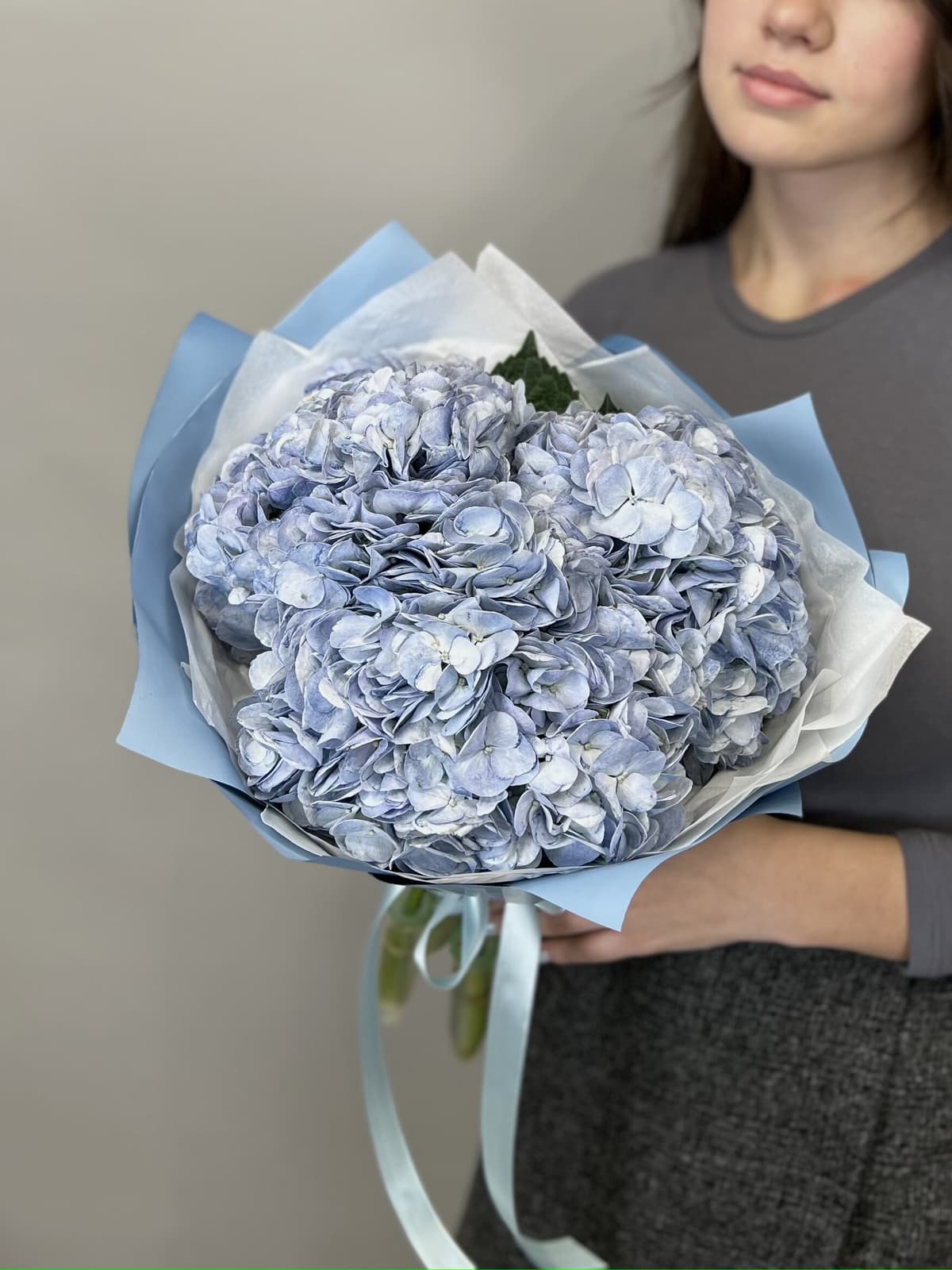 Оригинальный букет из 3 голубых гортензий