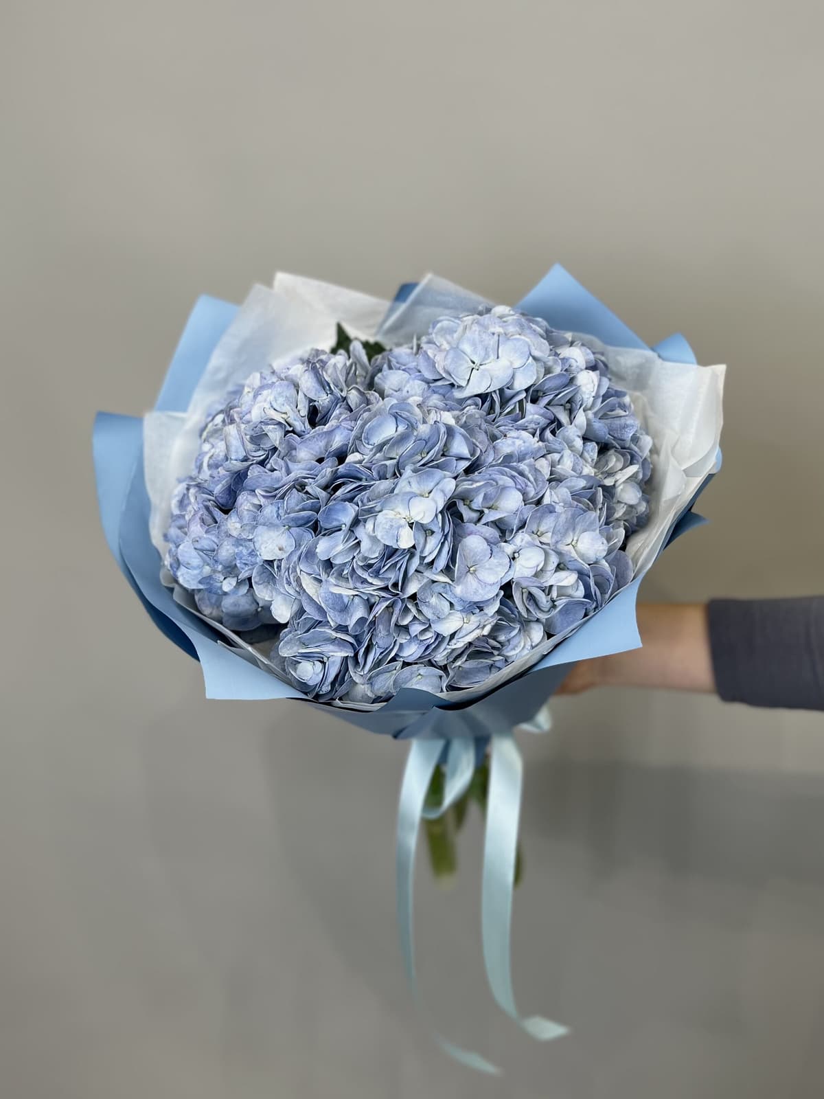 Оригинальный букет из 3 голубых гортензий