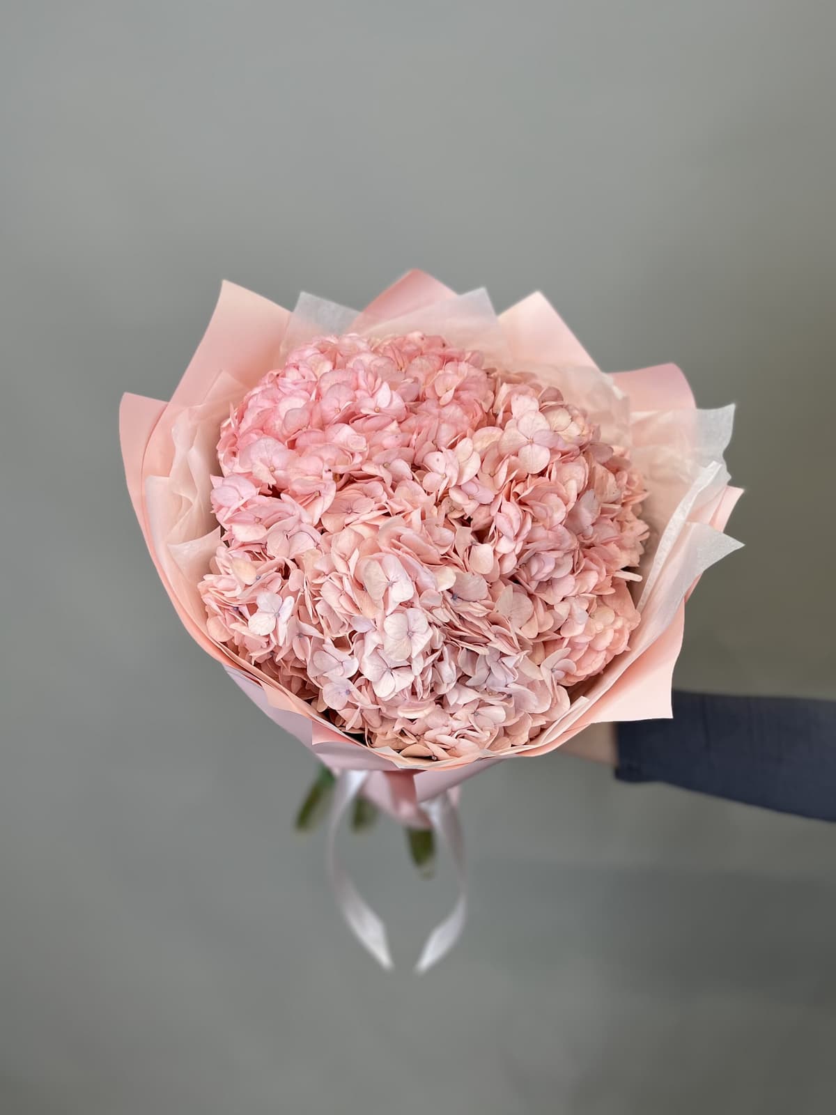 Нежный букет из 3 розовых гортензий