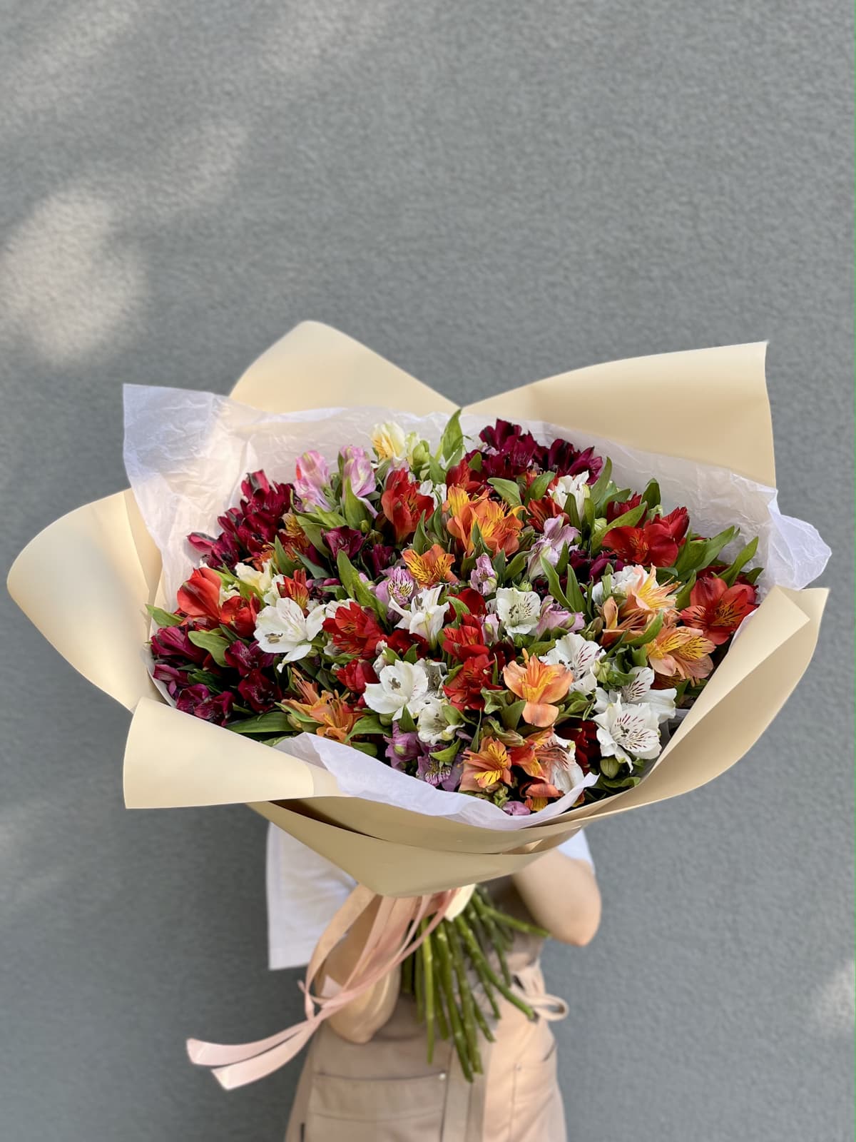 Праздничный букет из 35 Альстромерий микс в матовой бумаге