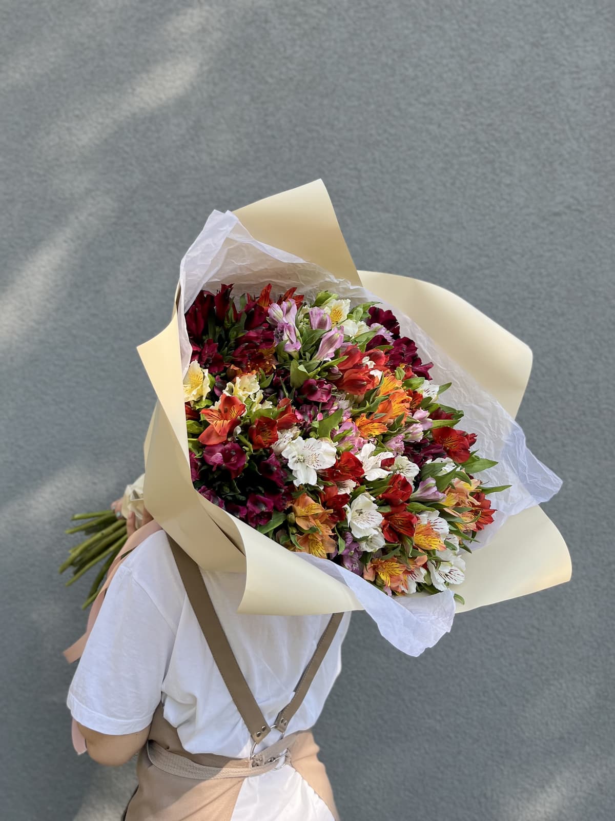 Праздничный букет из 35 Альстромерий микс в матовой бумаге