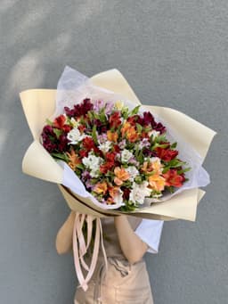 Праздничный букет из 35 Альстромерий микс в матовой бумаге