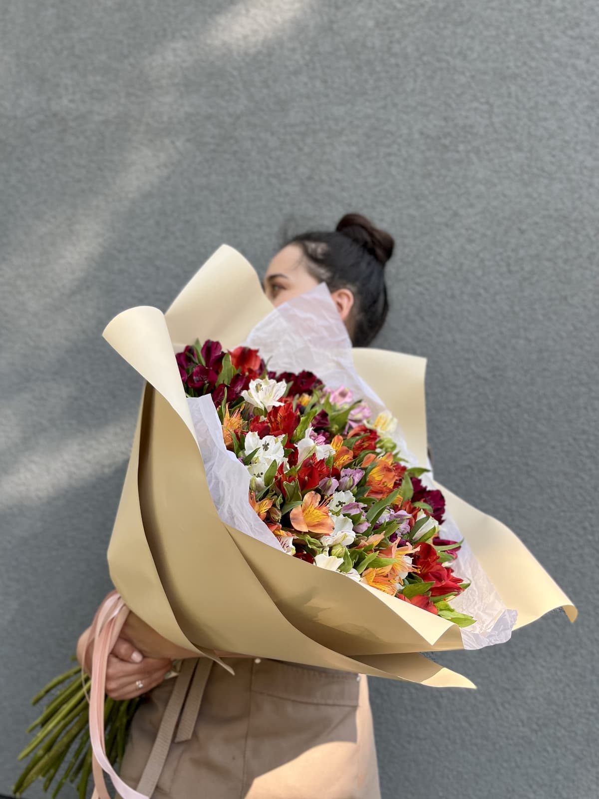 Праздничный букет из 35 Альстромерий микс в матовой бумаге