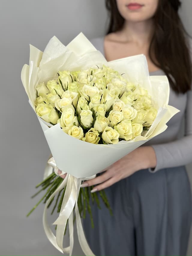 Букет из 35 белых роз Кения 35-40 см в матовой бумаге Букет из 35 белых роз Кения 35-40 см в матовой бумаге