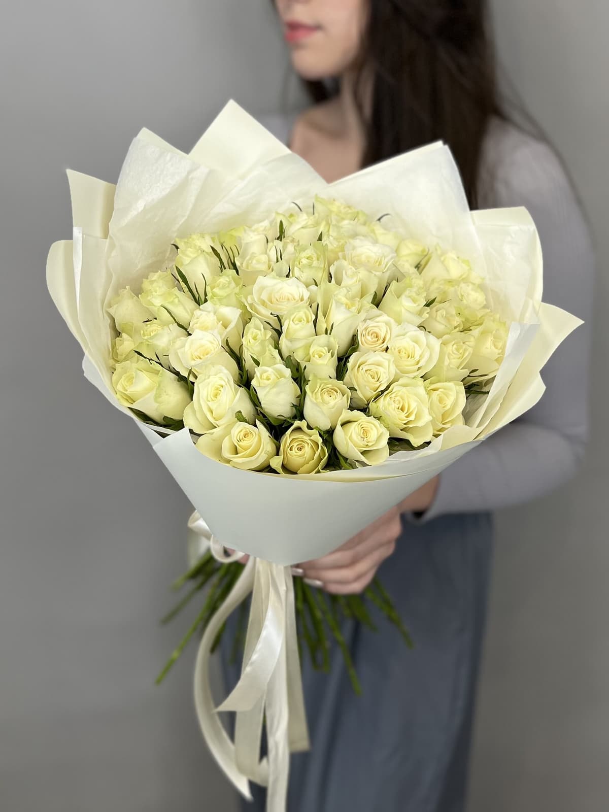 Букет из 35 белых роз Кения 35-40 см в матовой бумаге