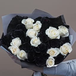 Нежный букет из 35 черных и белых Роз Эквадор в фирменном оформлении
