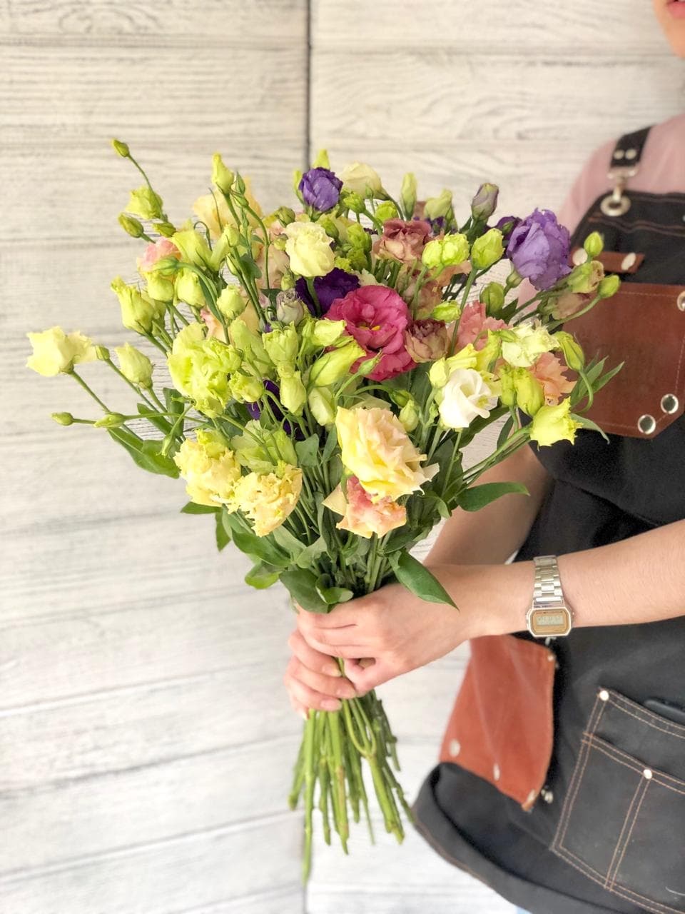 Стильный букет из 35 эустом