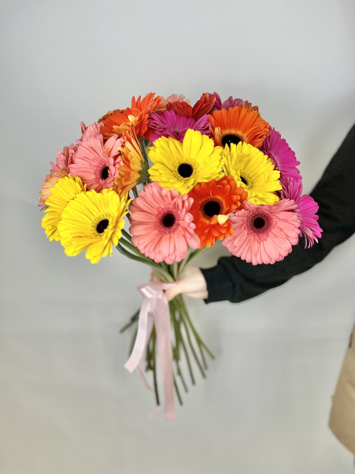 Красочный букет из 35 гербер микс в ассортименте