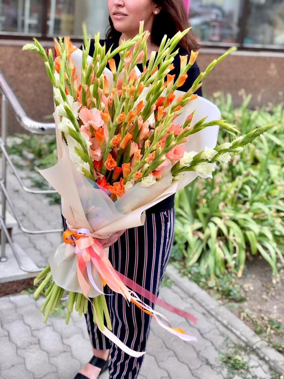 Букет из 35 Гладиолусов в матовой бумаге