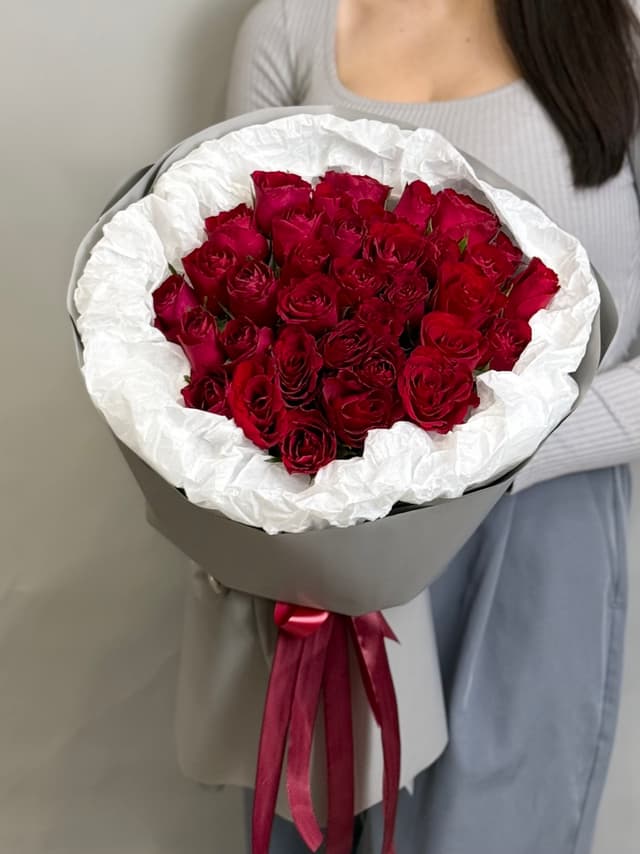 Букет из 35 красных роз Кения 35-40 см в фирменной упаковке Букет из 35 красных роз Кения 35-40 см в фирменной упаковке