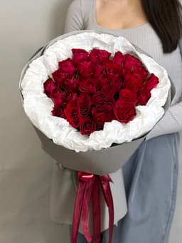 Букет из 35 красных роз Кения 35-40 см в фирменной упаковке