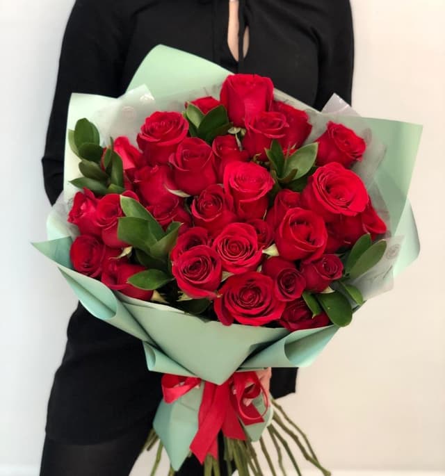Букет из 35 красных Роз Эквадор с зеленью в матовой бумаге 50 см Букет из 35 красных Роз Эквадор с зеленью в матовой бумаге 50 см