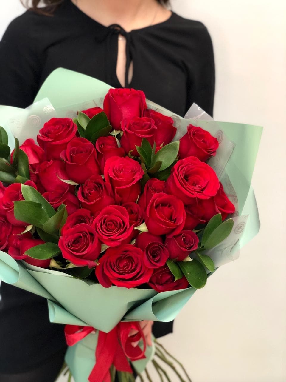 Букет из 35 красных Роз Эквадор с зеленью в матовой бумаге 50 см
